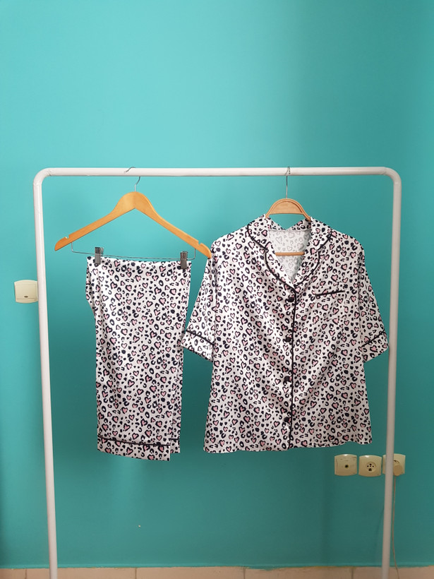 پلنگی سفید با قلب صورتی